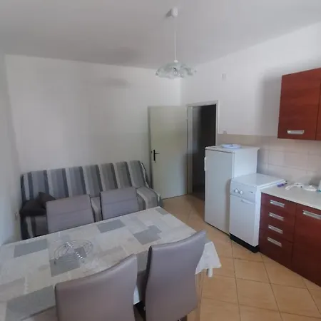 Emily Biograd Na Moru