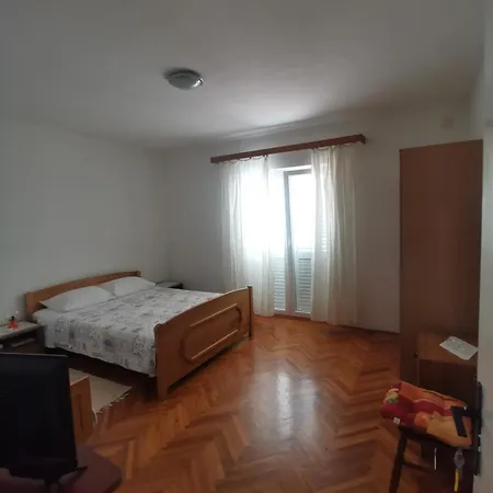 Emily Biograd Na Moru