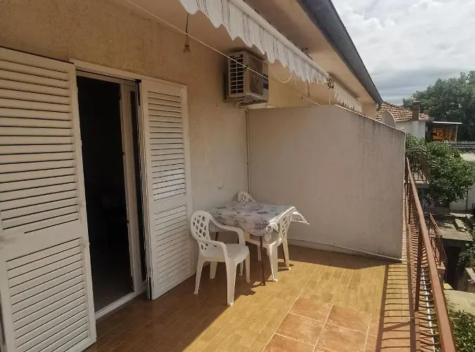 Emily ביוגראד נה מורו