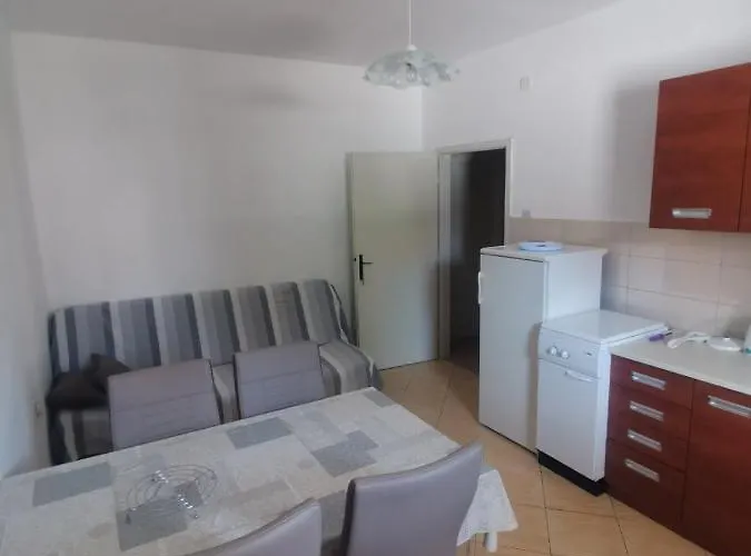 Emily ביוגראד נה מורו