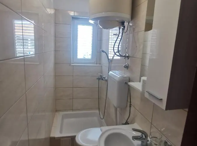 Emily ביוגראד נה מורו